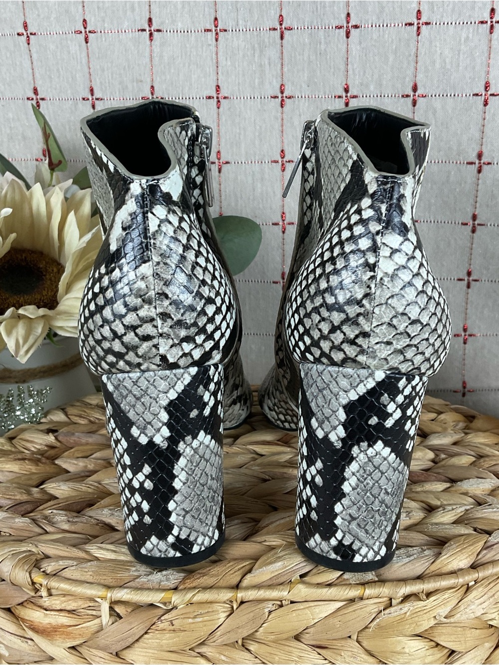 Marc Fisher “Unno” Snakeskin Embossed Ankle Boots Pointed Toe Heeled Bootie 6.5 - Picture 3 of 6